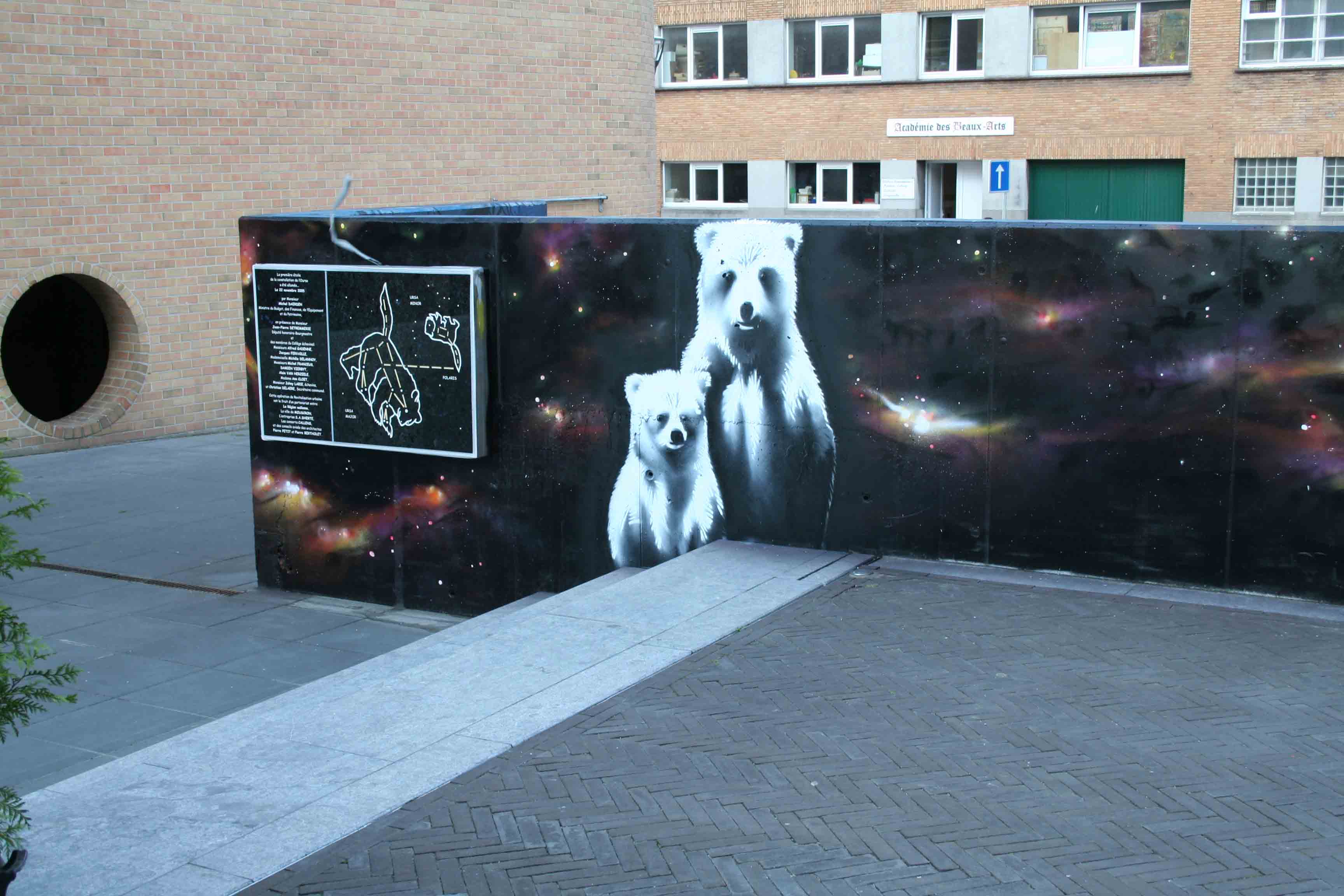 fresques à mouscron d'ours sur un fond galactique