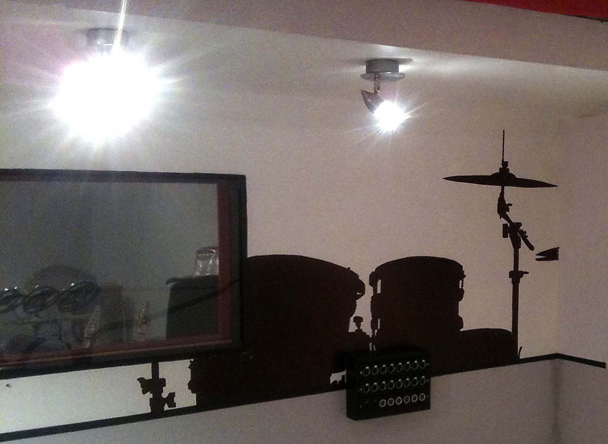 fresques d'une silhouette de batterie dans un studio de musique