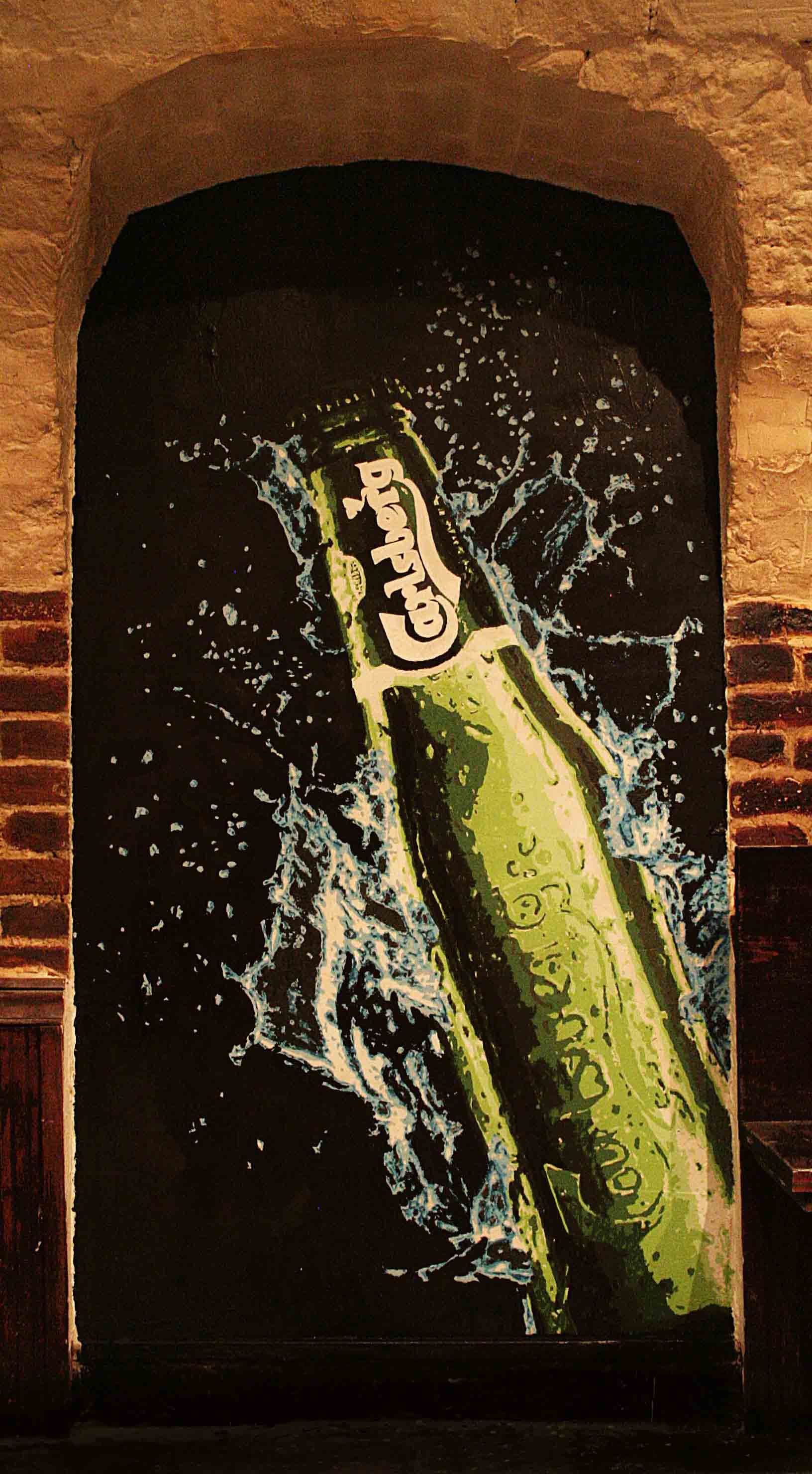 fresques du truskel microklub d'une bouteille de bière carlsberg