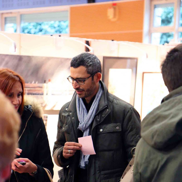 spectateur avec un bulletin de vote lors de l'expositions du festival de gouvieux