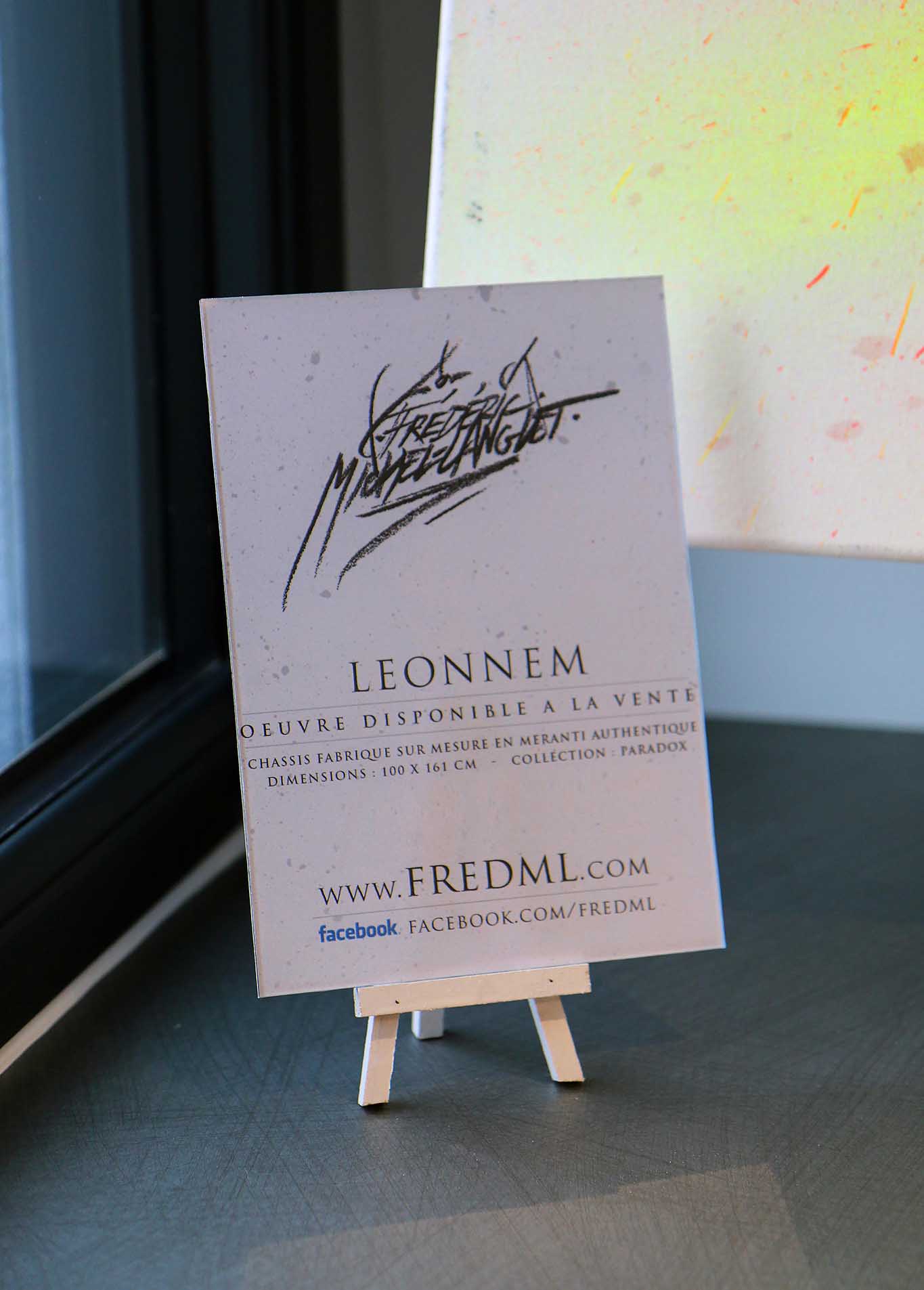 ambiance du cabinet DERMO'sun avec un présentoir du tableau leonnem de frédéric michel-langlet