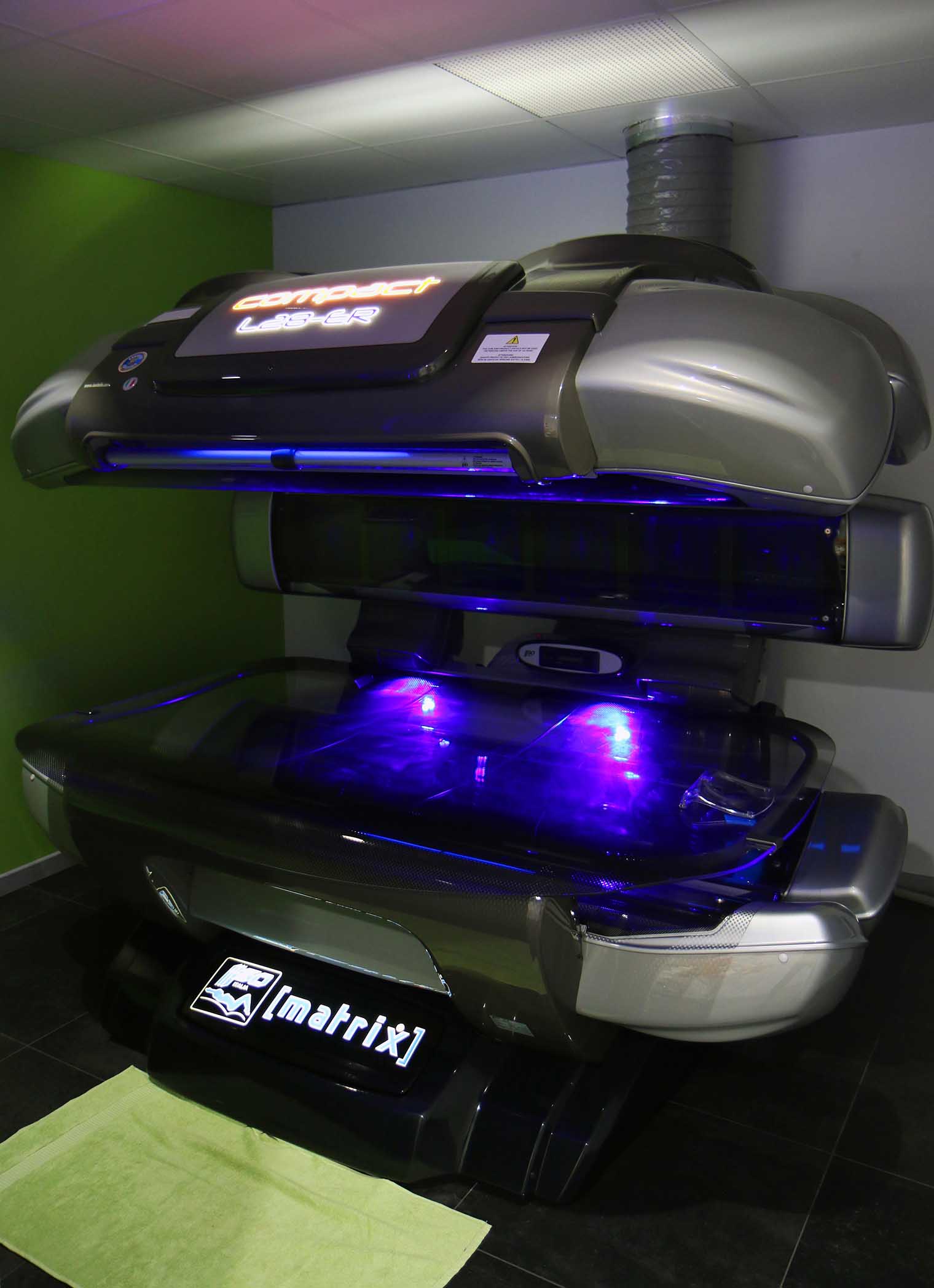 machine à UV du cabinet DERMO'sun de maquillage permanent à La chapelle en Serval